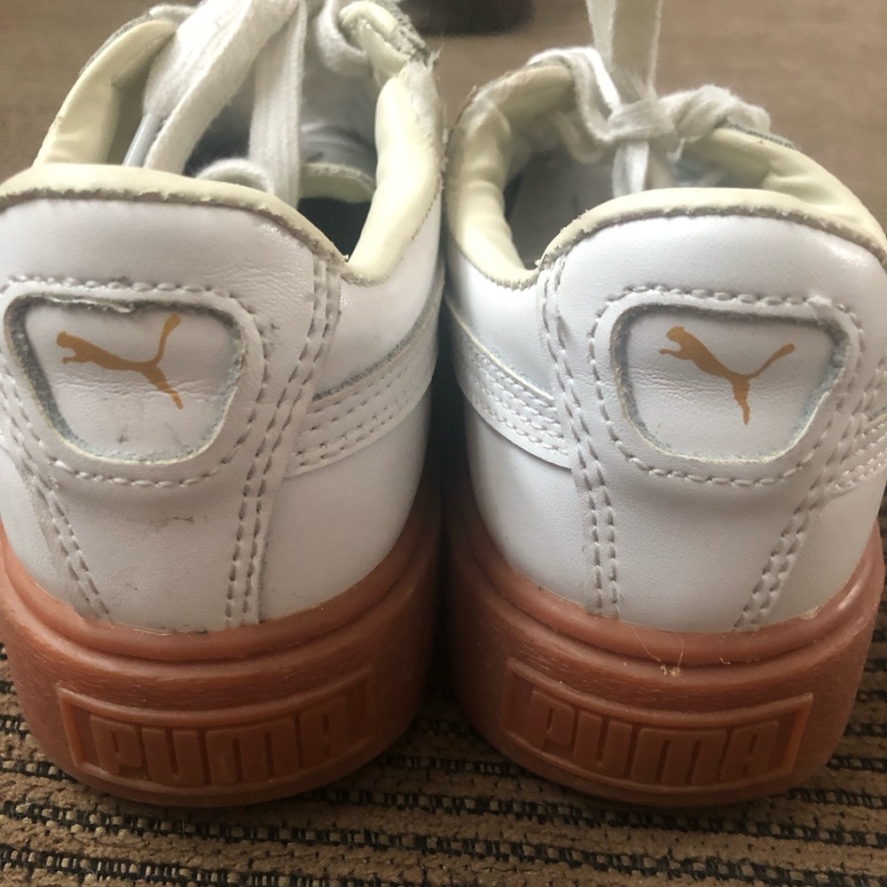 Women’s white 6.5. Gently used.